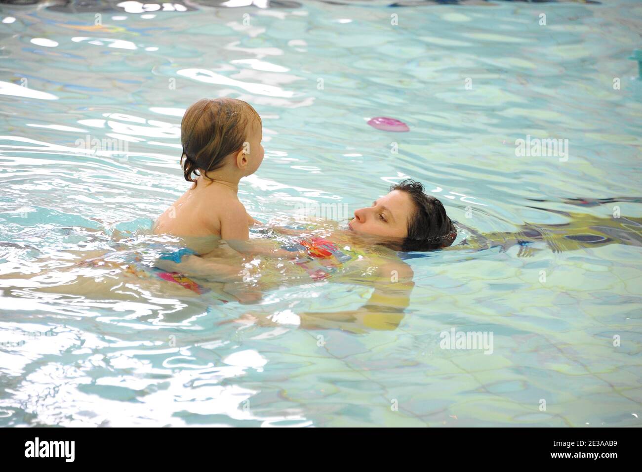 La Federation Francaise De Natation Orginisait Une Seance De Bebe Nageur En Presence De La Championne Du Monde De Natation Roxana Maracineanu Et De Sa Fille Nina Au Bassin Ecole Aux Belles
