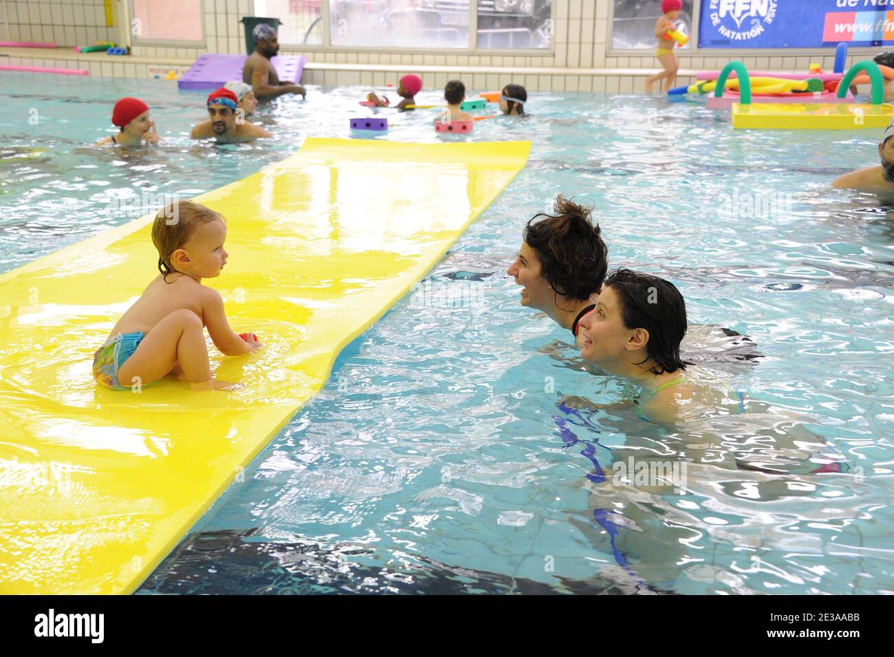 La Federation Francaise De Natation Orginisait Une Seance De Bebe Nageur En Presence De La Championne