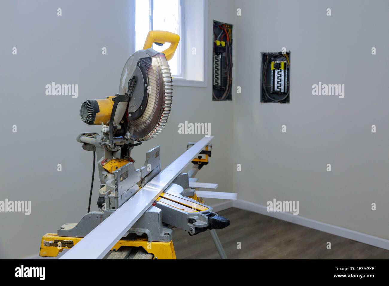 Cutting shoe molding using circular saw construction building industry