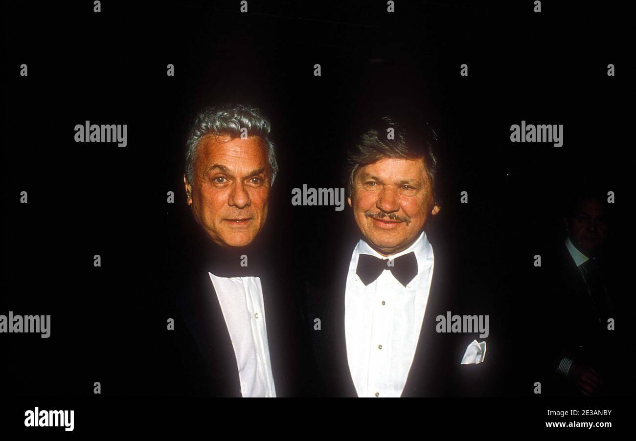 Charles Bronson Tony Bronson F7506 1988 TONY CURTIS AND CHARLES BRONSON Credit: Ralph Dominguez/MediaPunch Stock Photo - Alamy