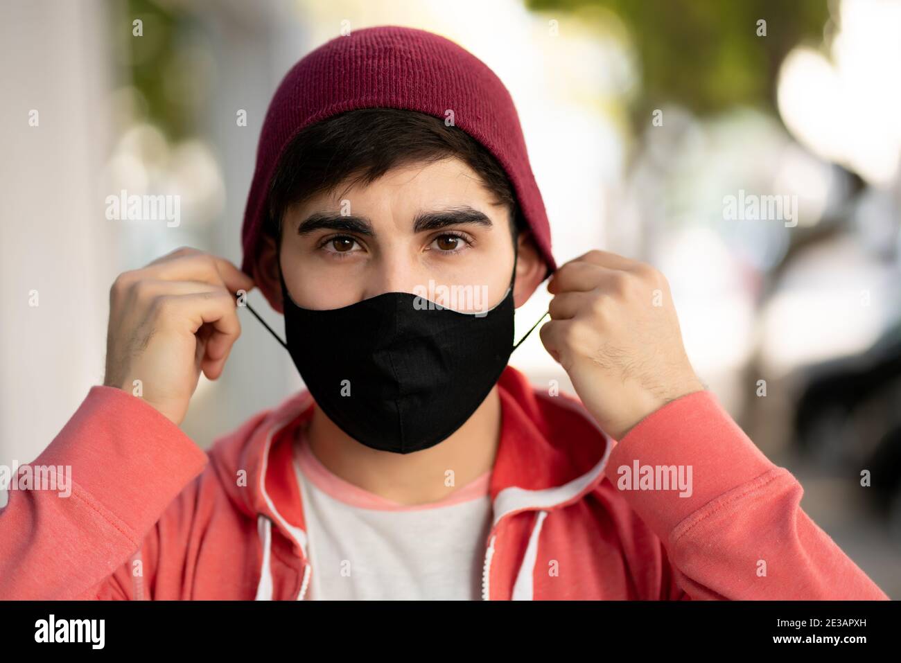 Face mask outdoors hi-res stock photography and images - Alamy