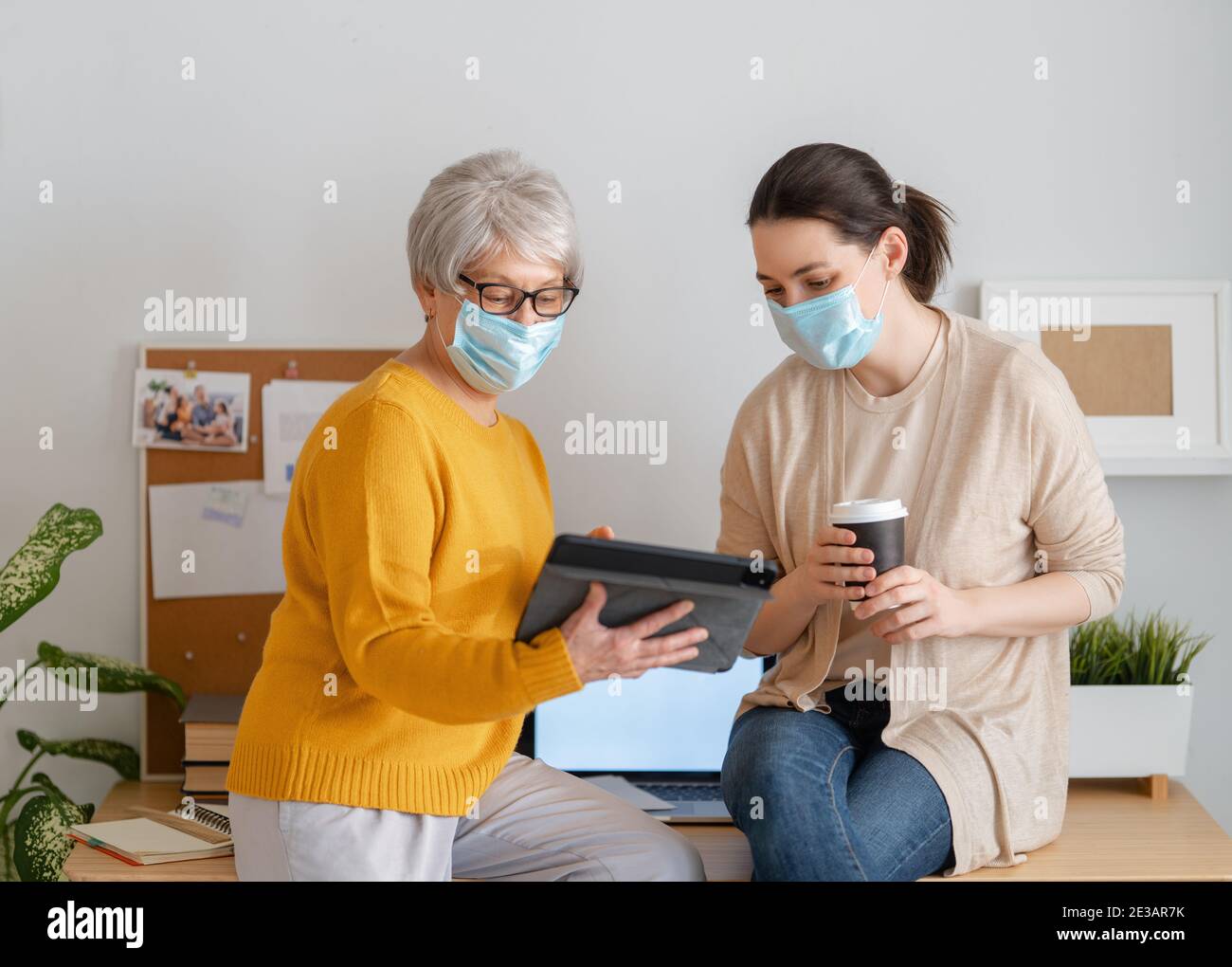 Women not wearing facemasks hi-res stock photography and images - Alamy