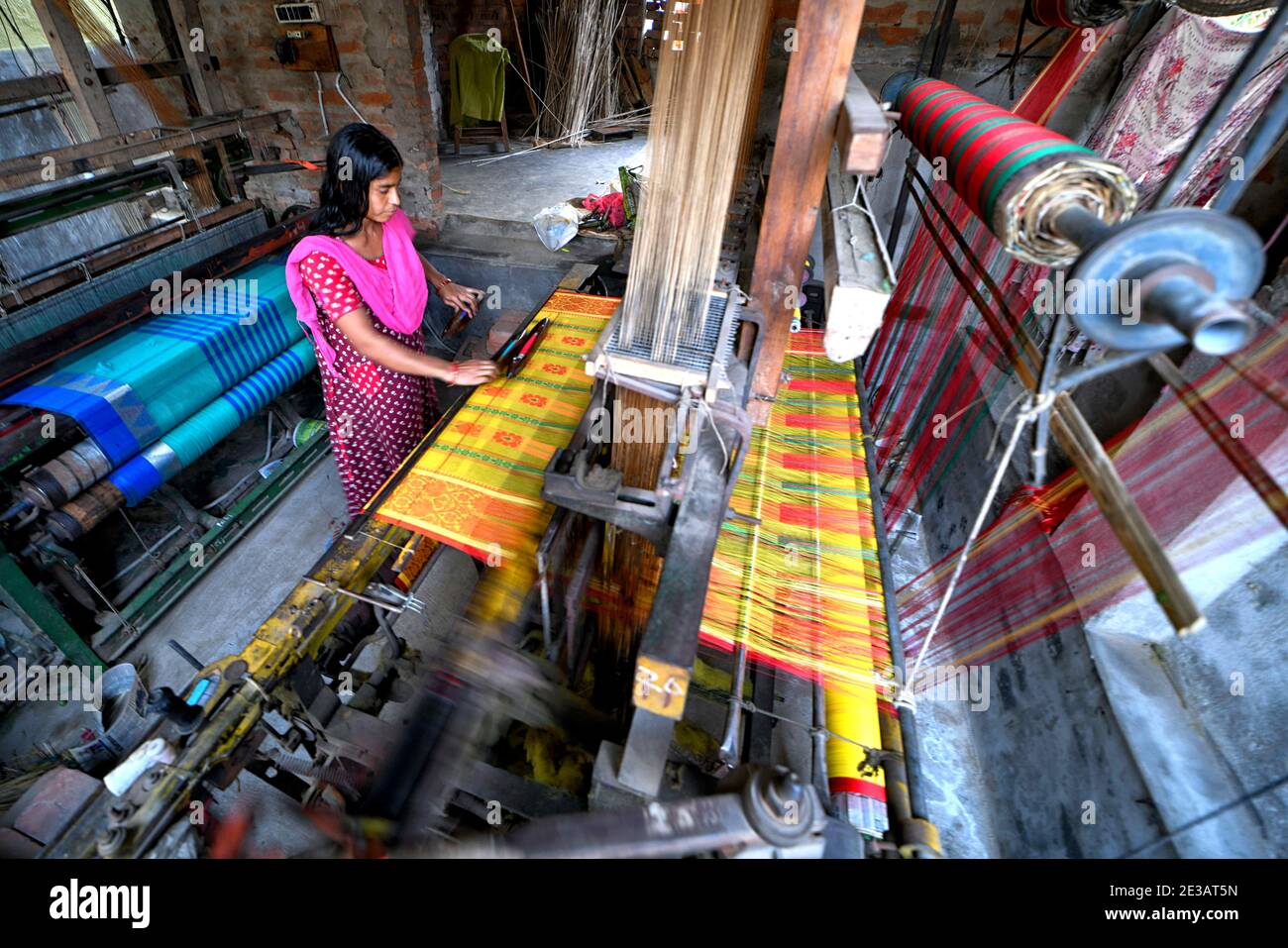 Santipur, West Bengal, India. 9th Jan, 2021. A female worker seen working on a handloom machine to produce fibres which will then used to make Indian traditional dress Saree. Credit: Avishek Das/SOPA Images/ZUMA Wire/Alamy Live News Stock Photo