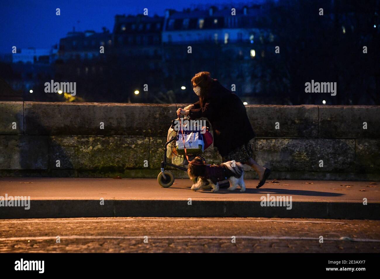 People rush back home as the French capital enters its 2nd day of 6pm  curfew on January 17, 2021, Paris, France. Photo by Lionel  Urman/ABACAPRESS.COM Stock Photo - Alamy