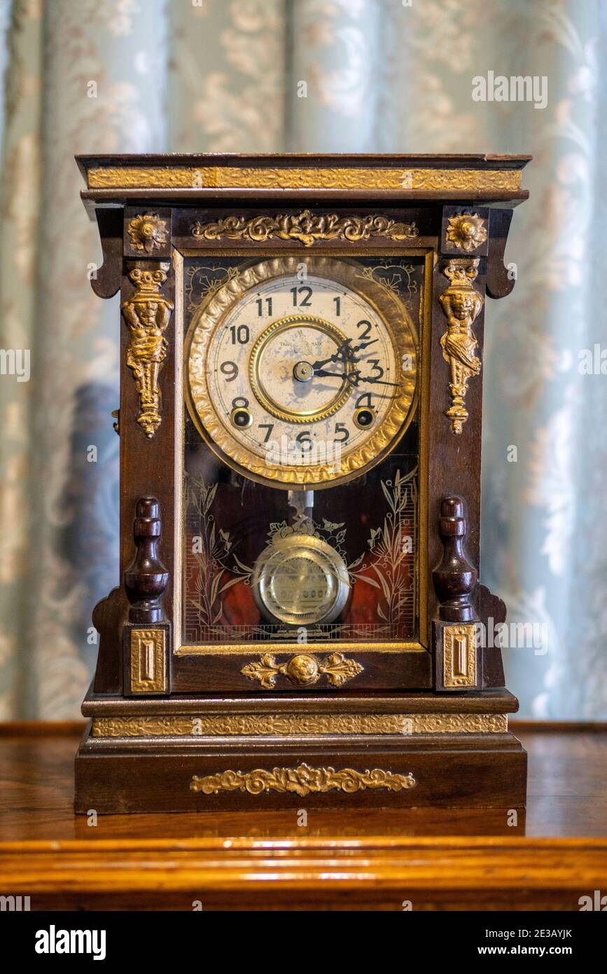 Antique mantel clock hi-res stock photography and images - Alamy