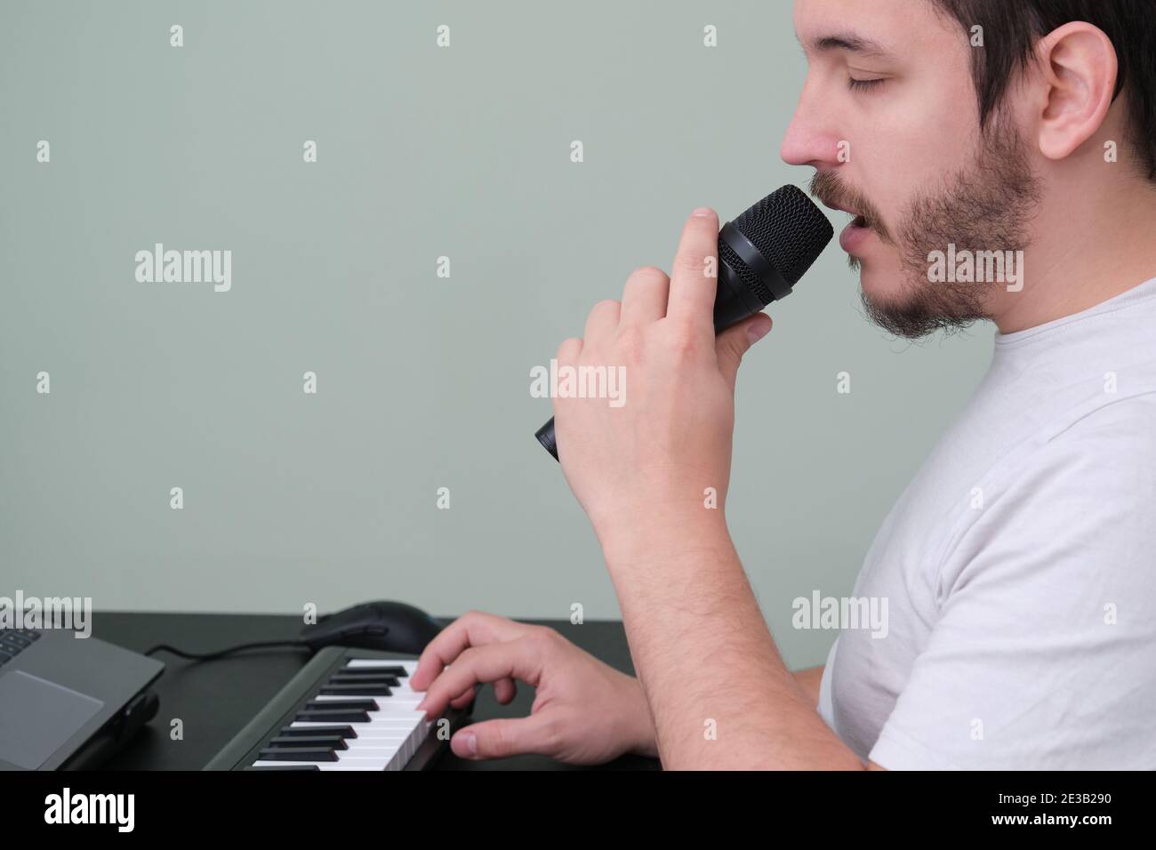 A man blogger, youtuber, influencer recording a video playing the  electronic piano and singing at home. Musician, singer, piano player Stock  Photo - Alamy