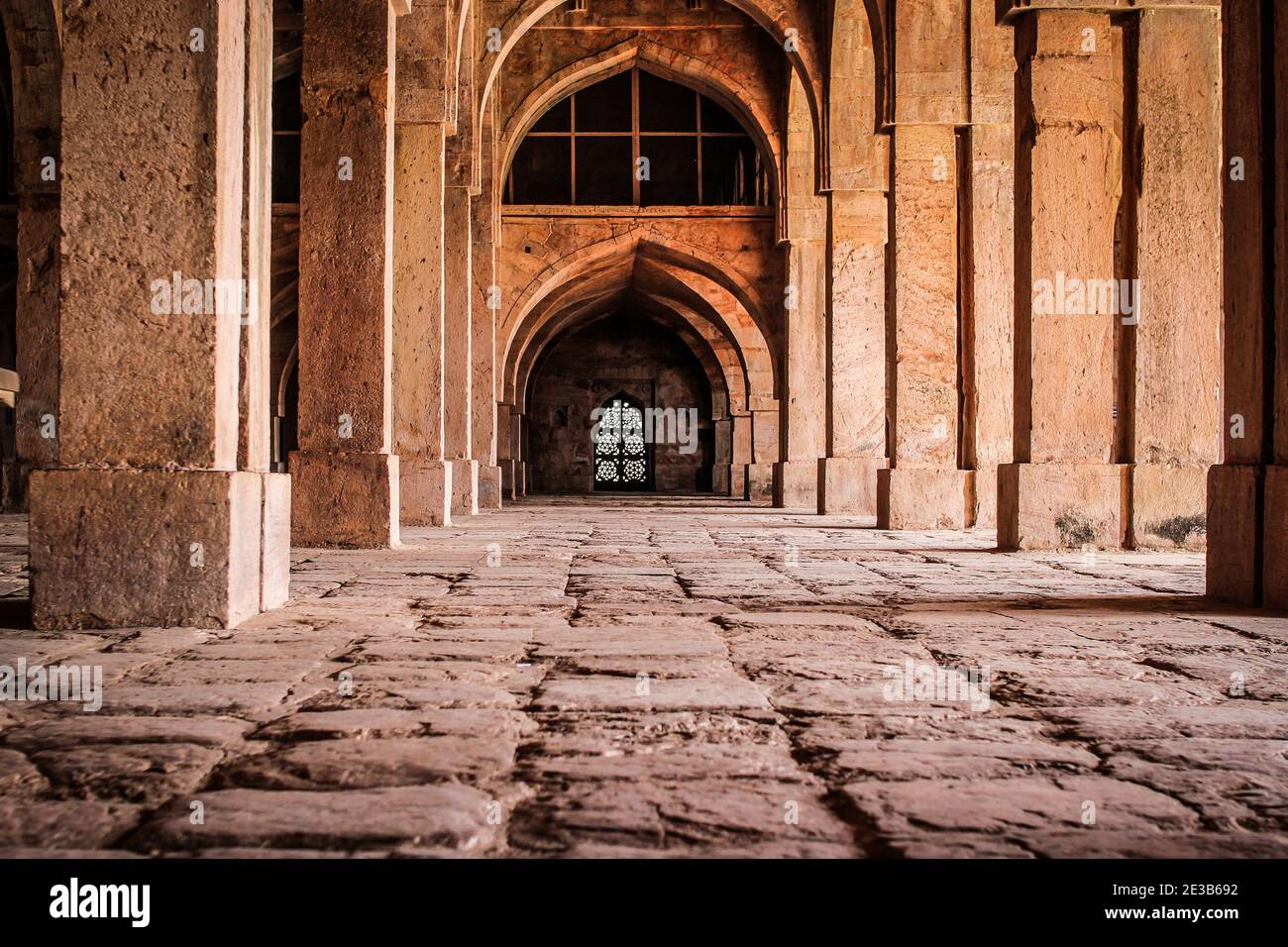 Guardare dal basso nella solitudine nel silenzio di una architettura indiana Stock Photo