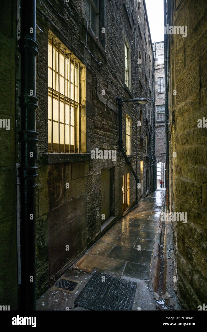 View down one of the narrow closes off the Royal Mile in Edinburgh ...