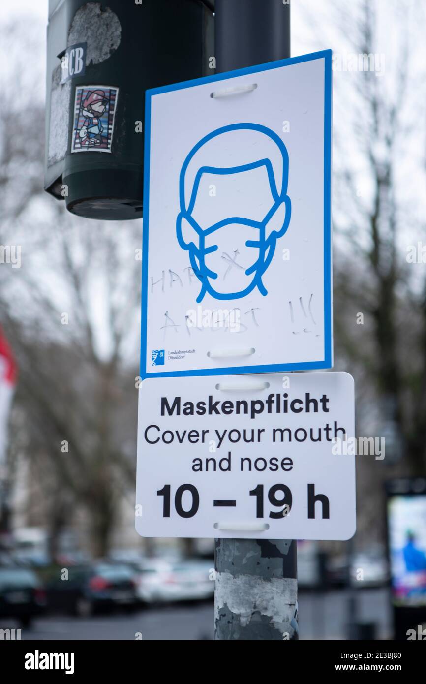 Schilder weisen auf die bestehende Maskenpflicht auf der Königsallee in Düsseldorf hin. Zum Schutz vor der Ansteckung mit Corona-Viren muss hier tagsü Stock Photo