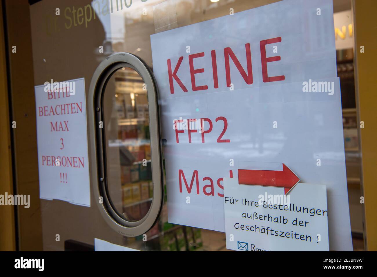 Munich, Germany. 18th Jan, 2021. A sign reading 'No FFP2 masks' is stuck in the front door of a downtown pharmacy. Credit: Peter Kneffel/dpa/Alamy Live News Stock Photo