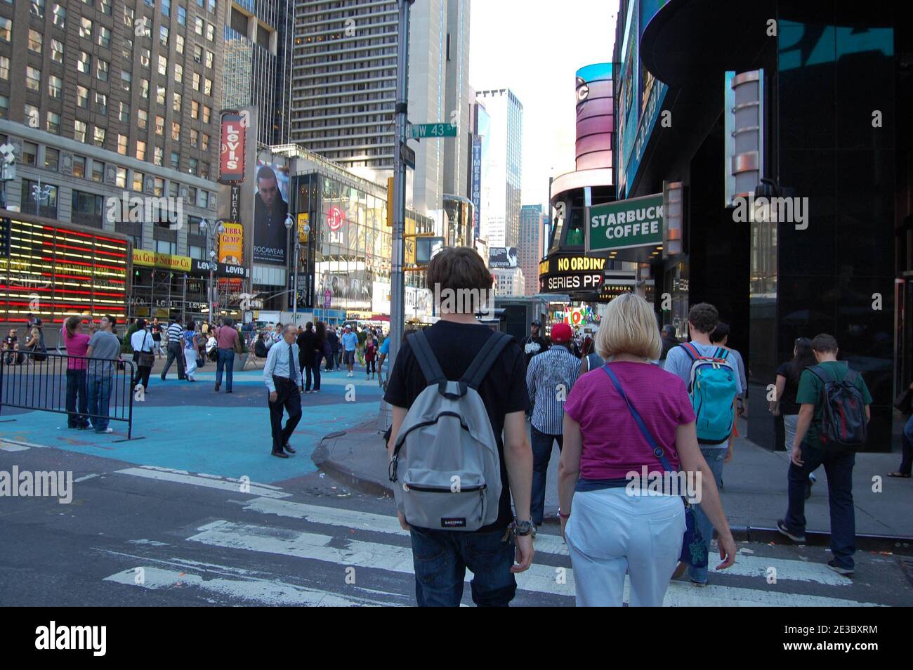 starbucks-coffee-shop-times-square-new-york-usa-backpack-walkers