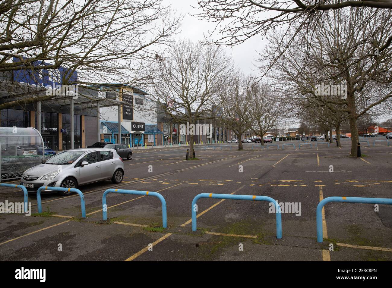 Croydon,Surrey,UK,18th January 2021,Valley Park Retail Centre, Croydon, is unusually deserted as people stay at home during the third Government lockdown. The shops are allowing click and collect but only Dunelm had two people waiting outside.Credit: Keith Larby/Alamy Live News Stock Photo