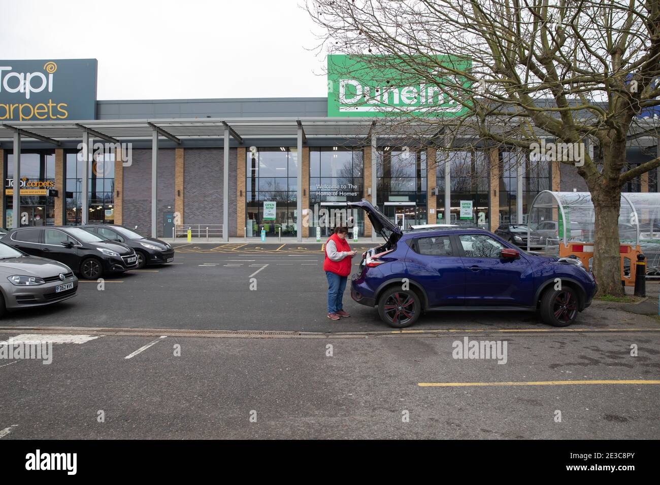 Croydon,Surrey,UK,18th January 2021,Valley Park Retail Centre, Croydon, is unusually deserted as people stay at home during the third Government lockdown. The shops are allowing click and collect but only Dunelm had two people waiting outside.Credit: Keith Larby/Alamy Live News Stock Photo