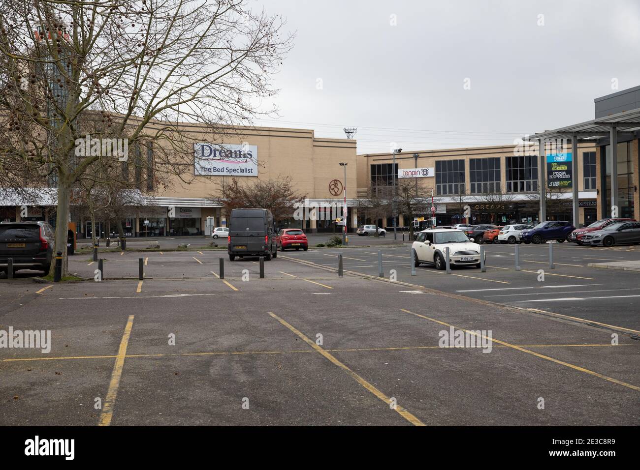 Croydon,Surrey,UK,18th January 2021,Valley Park Retail Centre, Croydon, is unusually deserted as people stay at home during the third Government lockdown. The shops are allowing click and collect but only Dunelm had two people waiting outside.Credit: Keith Larby/Alamy Live News Stock Photo