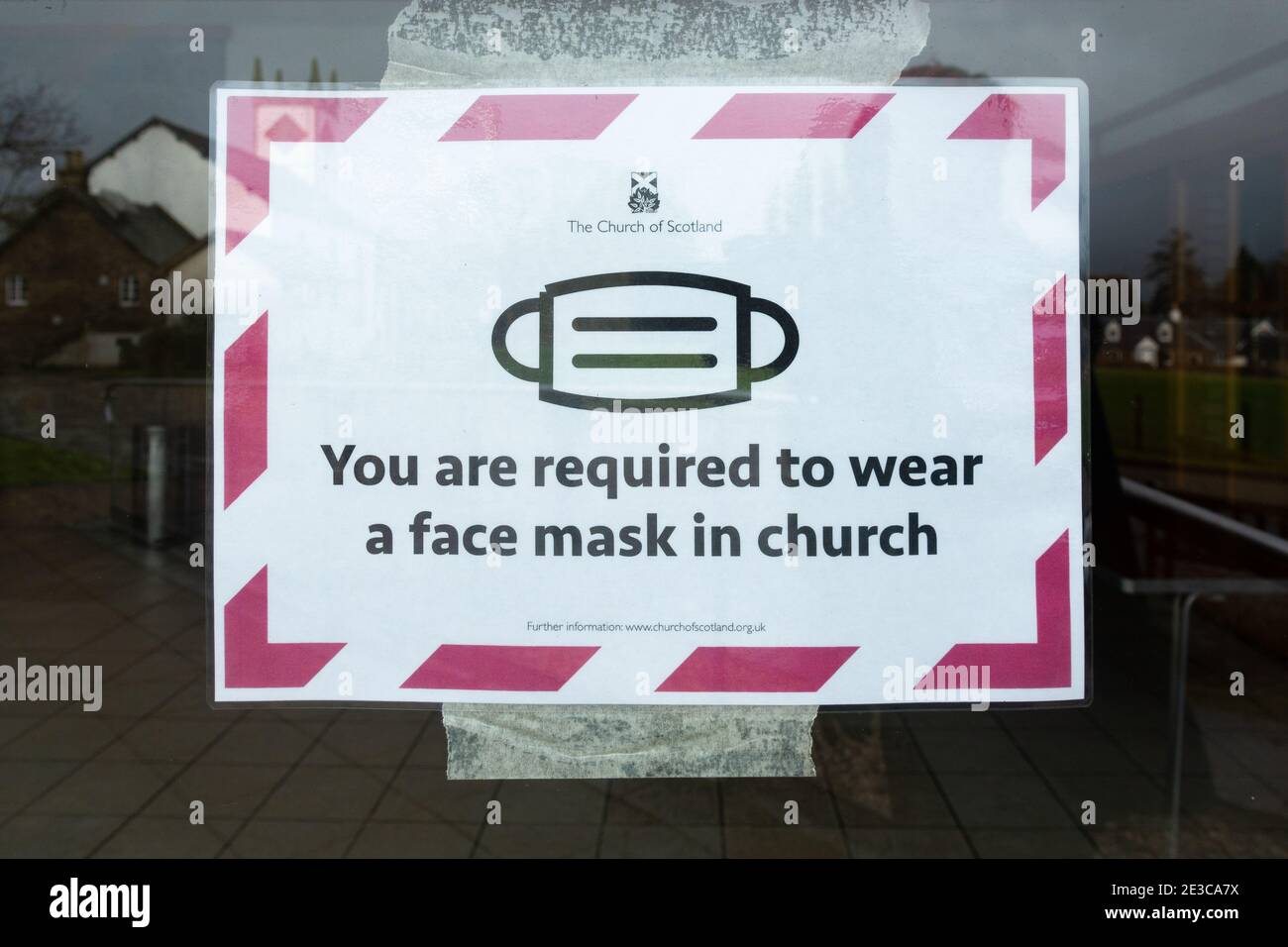 'You are required to wear a face mask in church' sign - Church of Scotland, UK Stock Photo