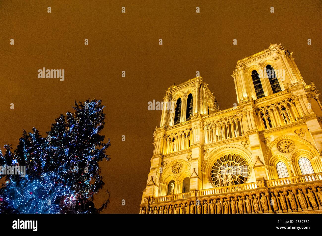 Notre-Dame de Paris zu Weihnachten. Stock Photo