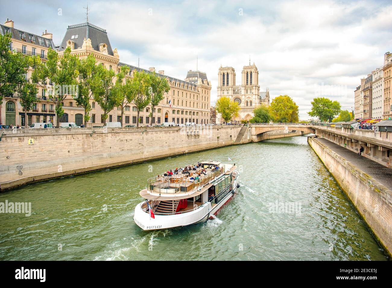 Excursion boat on the Seine passing the Île de la Cité and the Quartier Latin, with Notre Dame cathedral in view, Paris, France Stock Photo