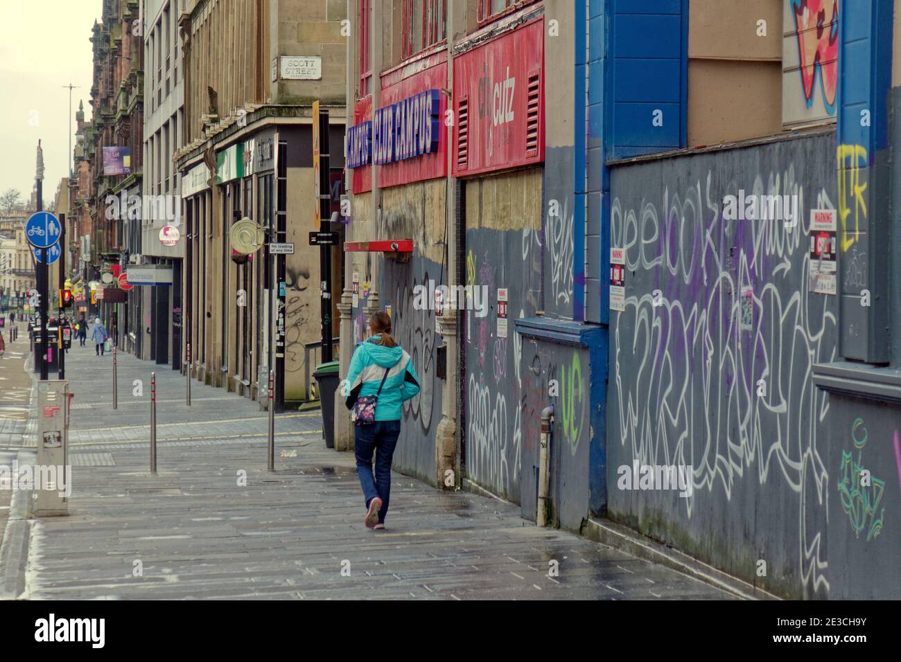 Glasgow, Scotland, UK. 18th January, 2021.Lockdown Monday saw sparsely filled streets with  people walking around lost with the new take-away rules nothing to do. A deserted and forlorn sauchiehall street in the heart of the city.  Credit: Gerard Ferry/Alamy Live News Stock Photo