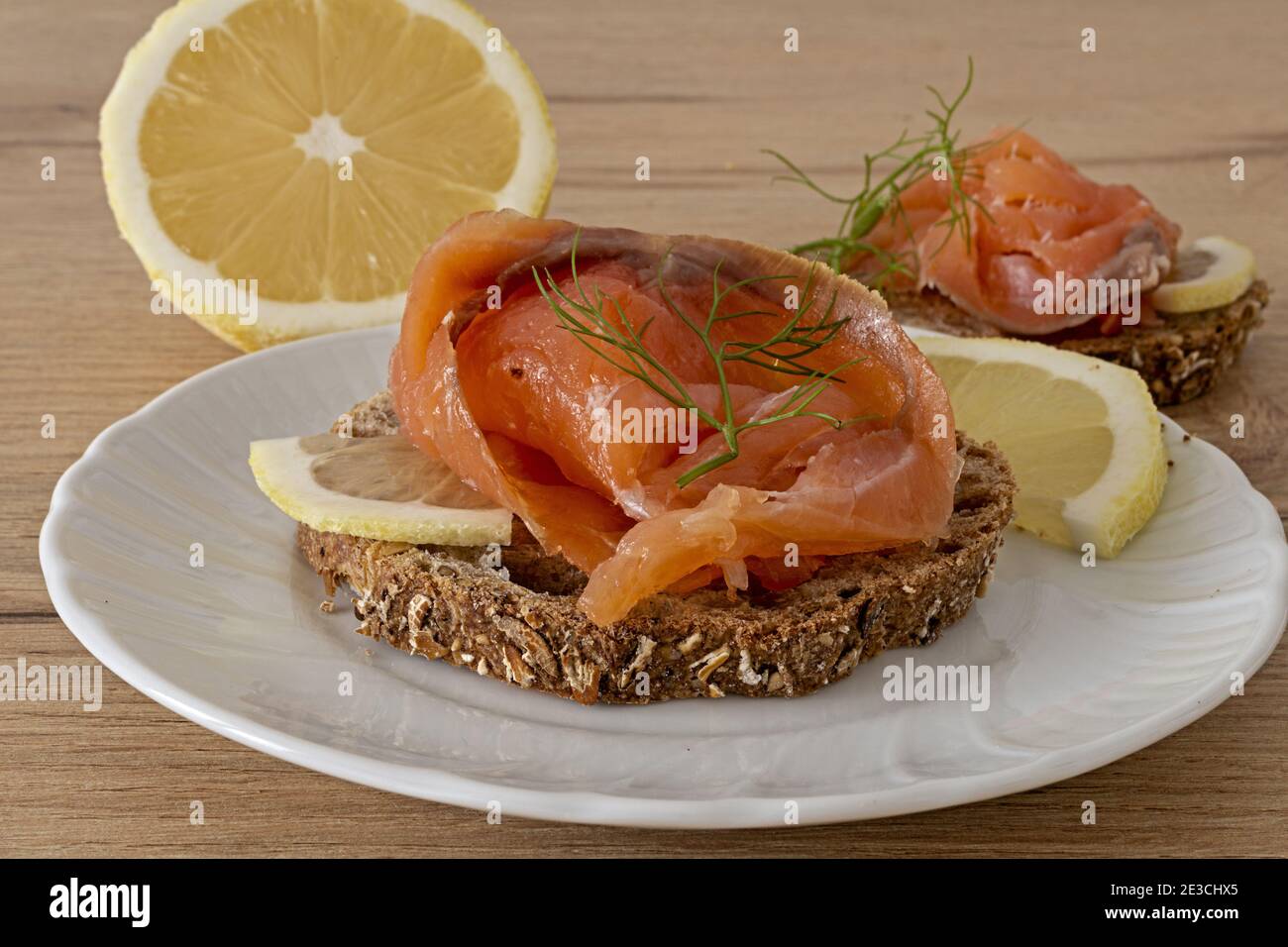 Due Fette Di Pane Rustico Con Salmone Affumicato Con Limone Stock Photo Alamy