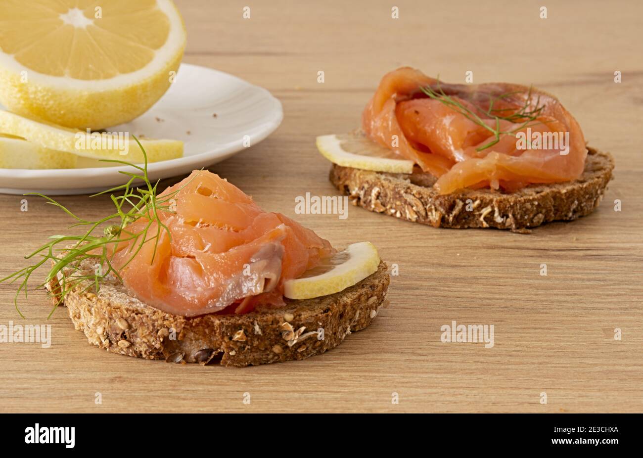 Due Fette Di Pane Rustico Con Salmone Affumicato Stock Photo Alamy