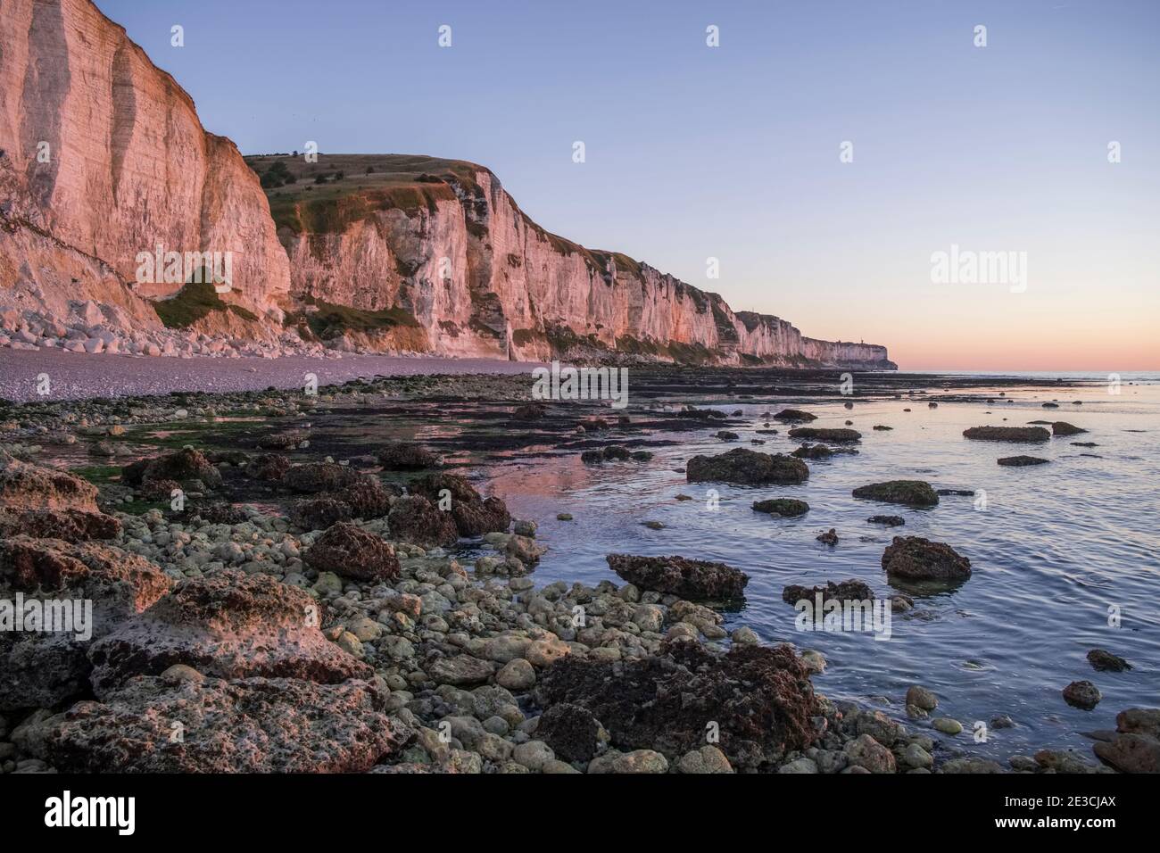Senneville-sur-Fecamp (northern France): cliffs along the beach, along the “cote d’Albatre” coastal area (Alabaster Coast) Stock Photo