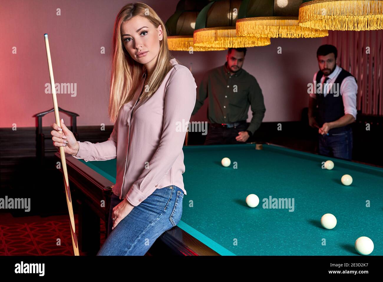 Female pool player hi-res stock photography and images - Alamy