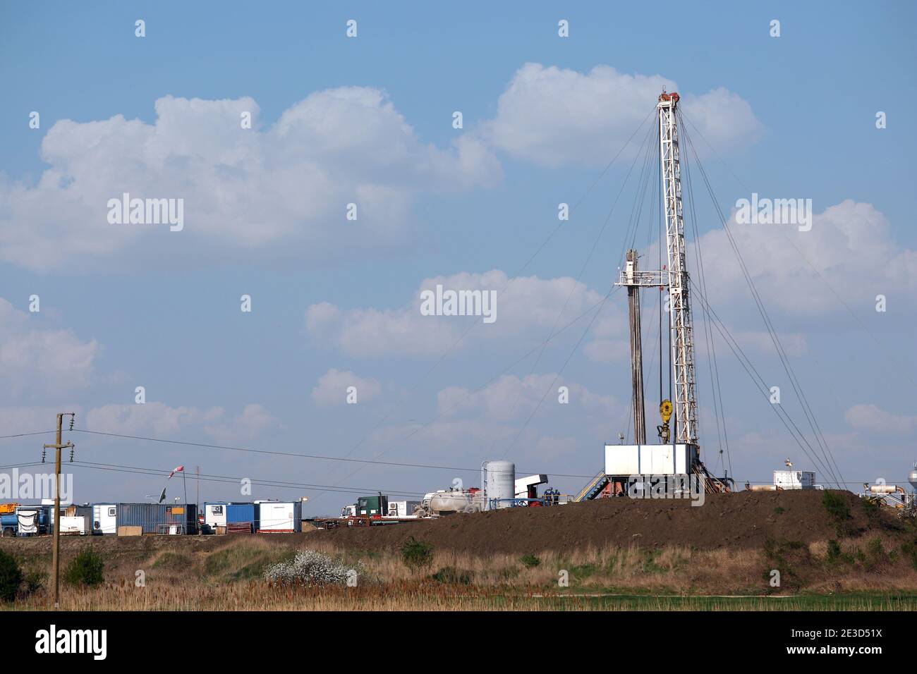 land oil and gas drilling rig mining industry Stock Photo Alamy