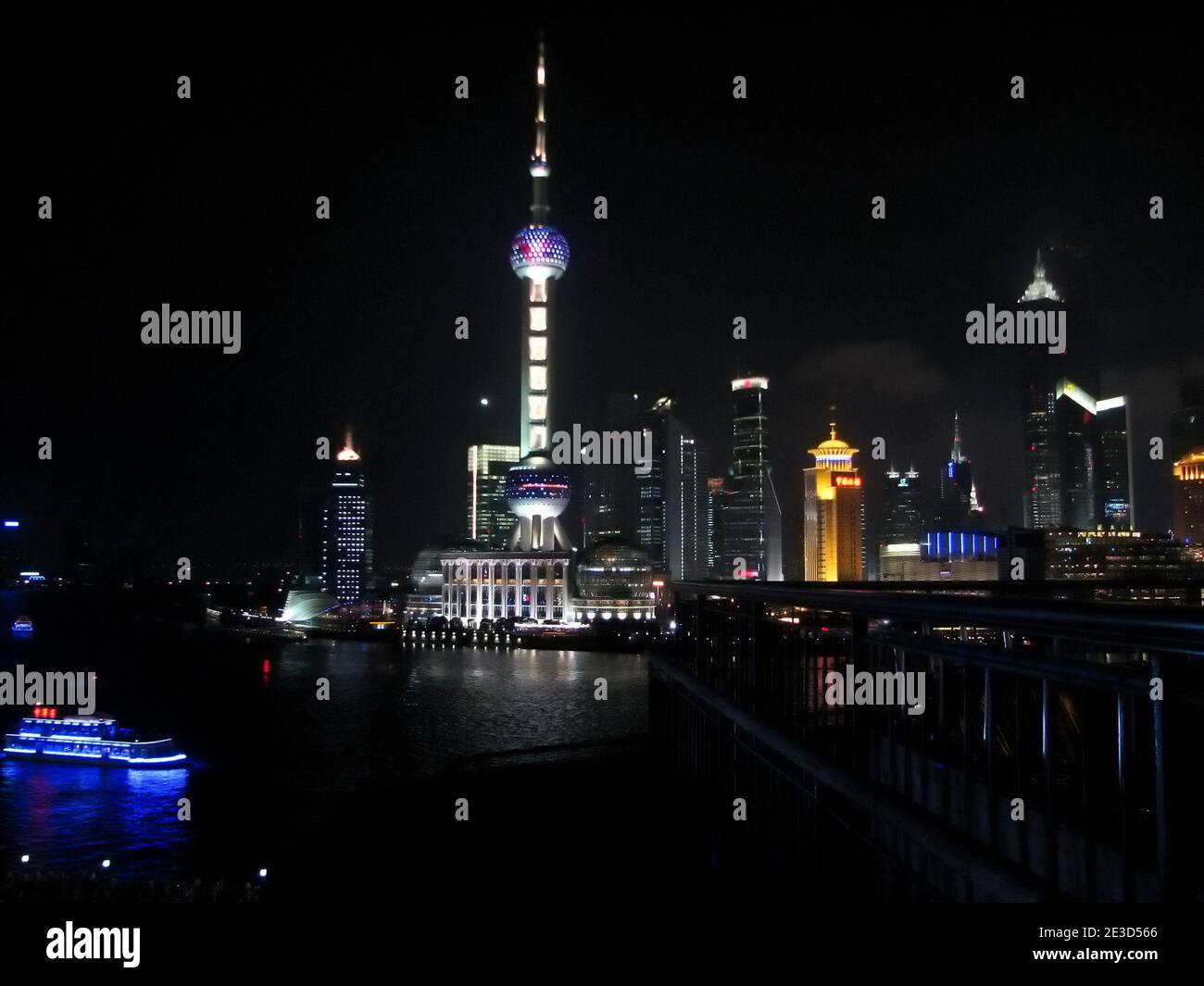 Shanghai – huangpu river night cruise: hi-res stock photography and ...