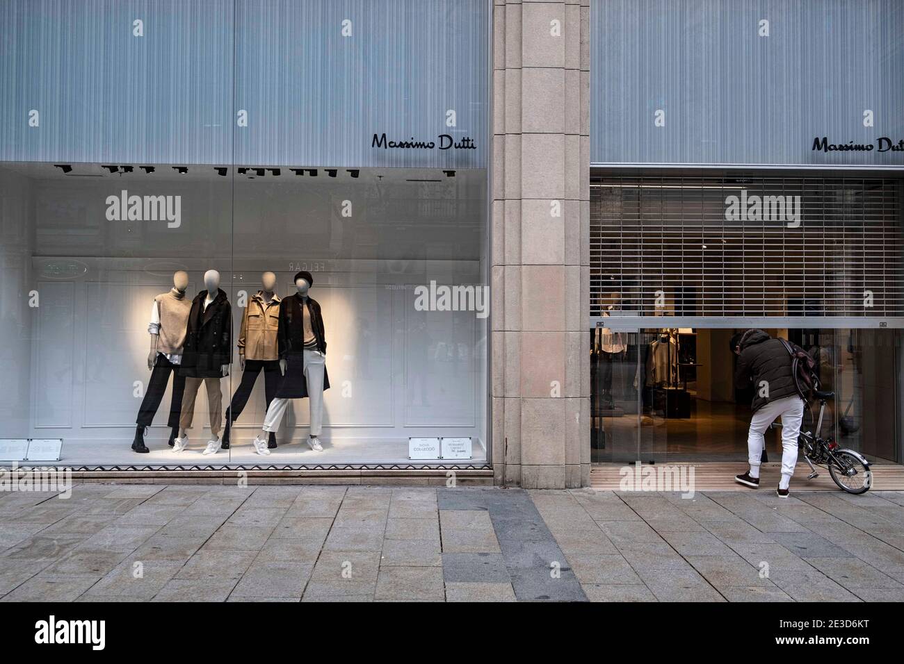 Barcelona, Spain. 18th Jan, 2021. The Massimo Dutti store in the commercial  area of Portal del l'Angel is seen without activity and closed to the  public.Due to the increase in coronavirus infections,