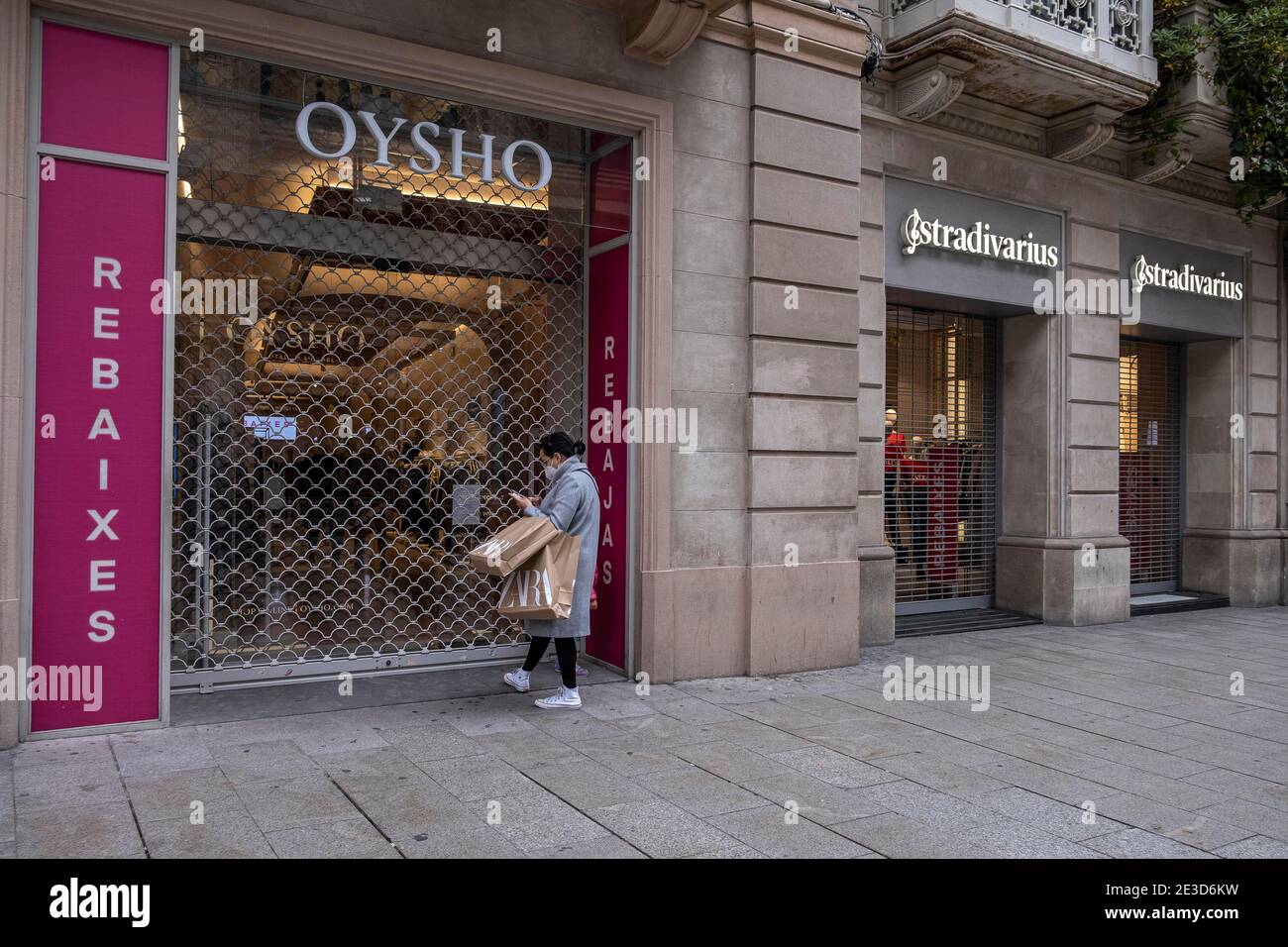 Barcelona, Spain. 18th Jan, 2021. A customer seen waiting at the door of  the Oysho clothing store in the Portal del l'Angel shopping area for the  delivery of purchases made online.Due to