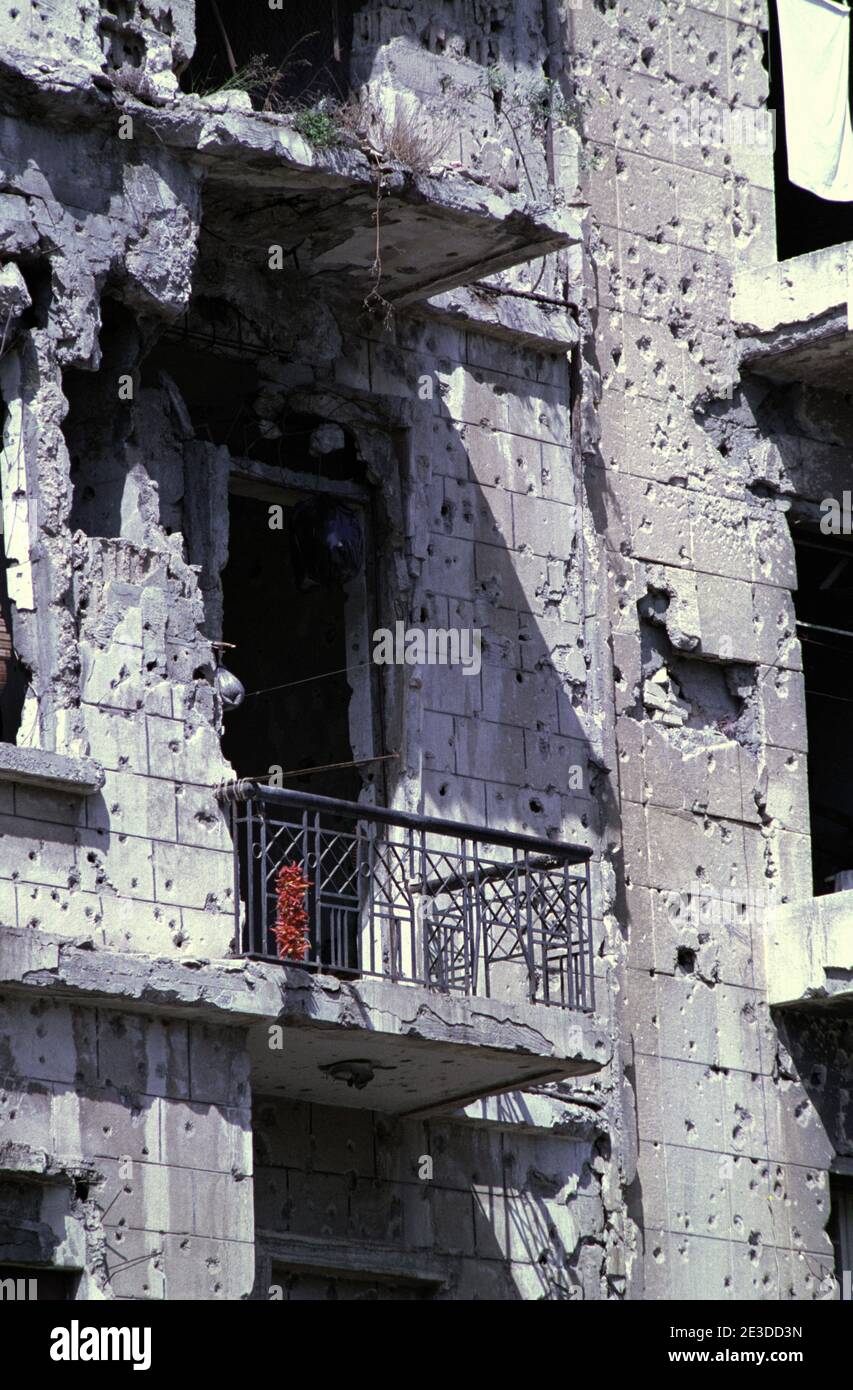 18th September 1993 After 15 years of civil war, life goes on in battle-scarred buildings near the Green Line in Beirut. Stock Photo