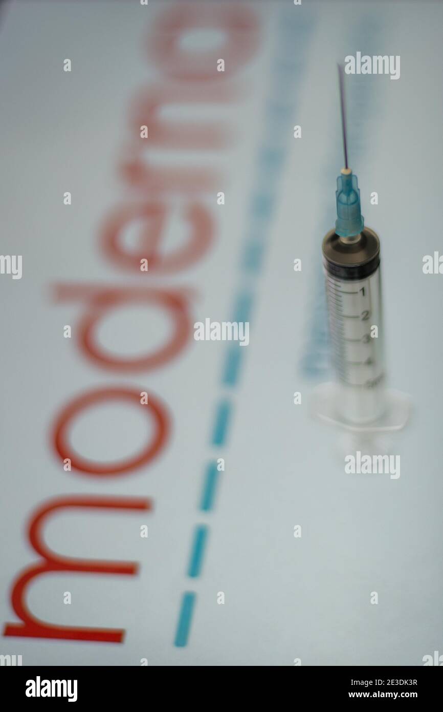 Barcelona, Catalonia, Spain. 18th Jan, 2021. In this illustration photo a syringe is seen in front of the Moderna logo.Spain begins to administer the second dose of the Pfizer and BioNTech drug vaccine and the first dose (35,700 doses) of Moderna's drug has been incorporated, which also requires two injections per person. Credit: Thiago Prudencio/DAX/ZUMA Wire/Alamy Live News Stock Photo