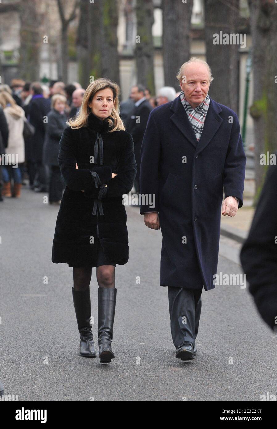 Brice Hortefeux and his wife attending the funeral of Georges Cravenne who  died aged 94, at the Montparnasse cemetery, in Paris, France, on January  14, 2009. Photo by ABACAPRESS.COM Stock Photo - Alamy