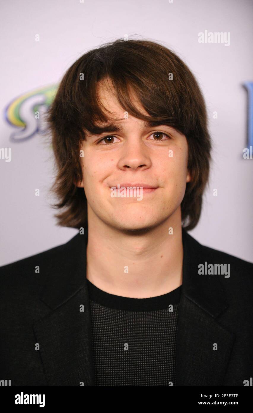 Johnny Simmons Nude