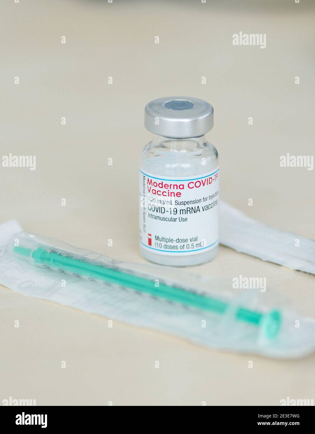 Corona COVID-19 Schutzimpfung mit Moderna Covid-19 mRNA vaccine für Mitarbeiter der Klinik, vaccination for employees at Krankenhaus Kliniken Ostallgäu-Kaufbeuren, Klinikum Kaufbeuren in Kaufbeuren, Bavaria, Germany, January 15, 2021. © Peter Schatz / Alamy Live News Stock Photo