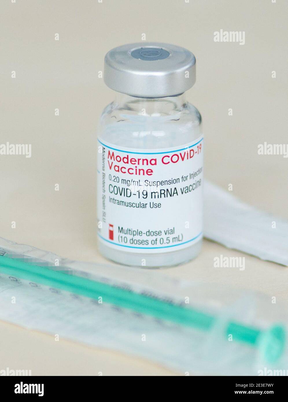 Corona COVID-19 Schutzimpfung mit Moderna Covid-19 mRNA vaccine für Mitarbeiter der Klinik, vaccination for employees at Krankenhaus Kliniken Ostallgäu-Kaufbeuren, Klinikum Kaufbeuren in Kaufbeuren, Bavaria, Germany, January 15, 2021. © Peter Schatz / Alamy Live News Stock Photo
