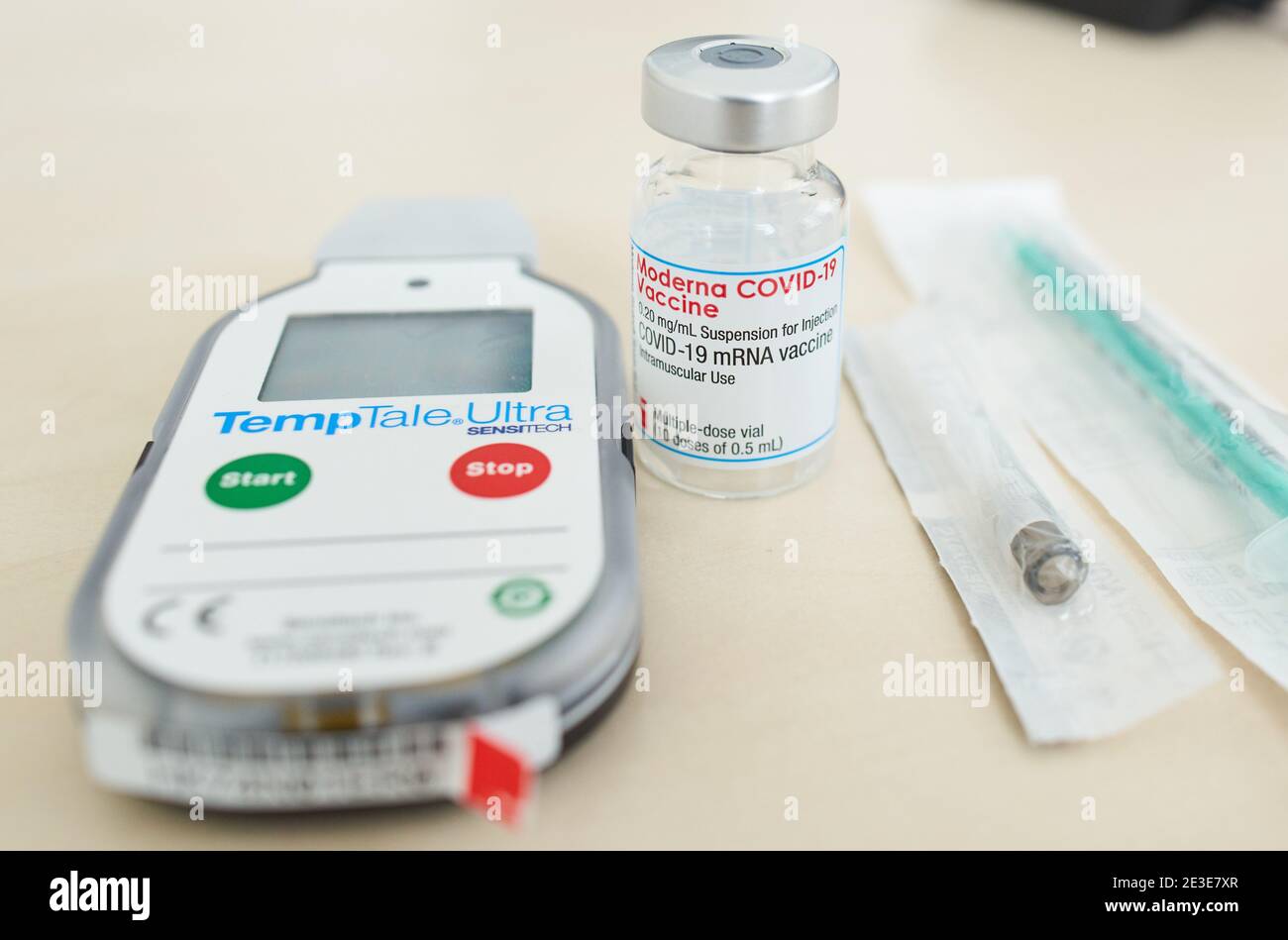 Corona COVID-19 Schutzimpfung mit Moderna Covid-19 mRNA vaccine für Mitarbeiter der Klinik, vaccination for employees at Krankenhaus Kliniken Ostallgäu-Kaufbeuren, Klinikum Kaufbeuren in Kaufbeuren, Bavaria, Germany, January 15, 2021. The images shows a Thermologger TempTale Ultra, Sensitech, that records the temperature curve of the cold chain at transport. Thermologger, der die Temperaturkurve der Kühlkette aufzeichnet. © Peter Schatz / Alamy Live News Stock Photo