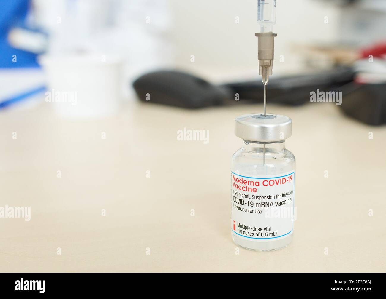 Corona COVID-19 Schutzimpfung mit Moderna Covid-19 mRNA vaccine für Mitarbeiter der Klinik, vaccination for employees at Krankenhaus Kliniken Ostallgäu-Kaufbeuren, Klinikum Kaufbeuren in Kaufbeuren, Bavaria, Germany, January 15, 2021. © Peter Schatz / Alamy Live News Stock Photo
