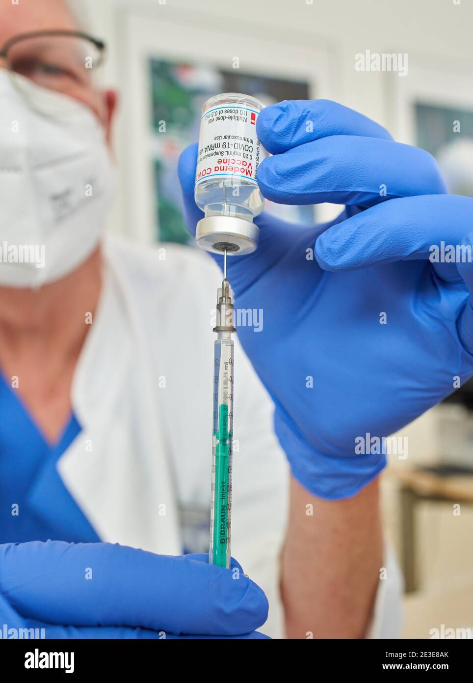 Corona COVID-19 Schutzimpfung mit Moderna Covid-19 mRNA vaccine für Mitarbeiter der Klinik, vaccination for employees at Krankenhaus Kliniken Ostallgäu-Kaufbeuren, Klinikum Kaufbeuren in Kaufbeuren, Bavaria, Germany, January 15, 2021. © Peter Schatz / Alamy Live News Stock Photo