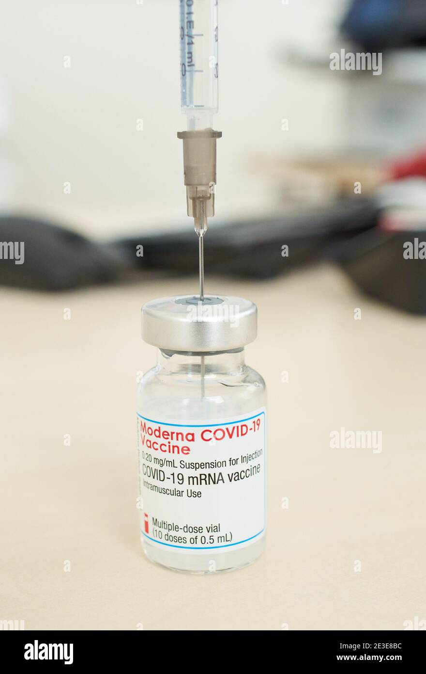Corona COVID-19 Schutzimpfung mit Moderna Covid-19 mRNA vaccine für Mitarbeiter der Klinik, vaccination for employees at Krankenhaus Kliniken Ostallgäu-Kaufbeuren, Klinikum Kaufbeuren in Kaufbeuren, Bavaria, Germany, January 15, 2021. © Peter Schatz / Alamy Live News Stock Photo