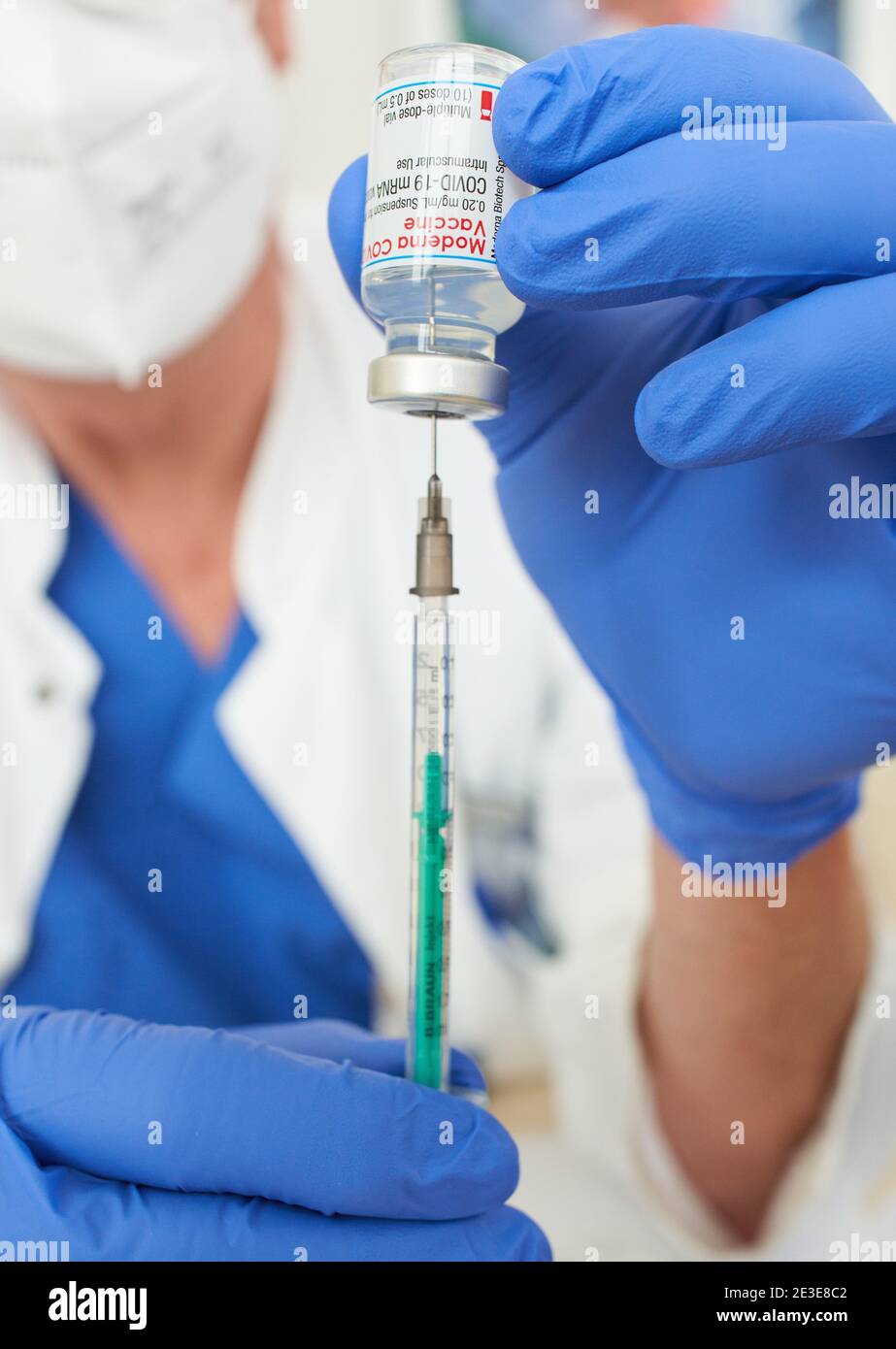 Corona COVID-19 Schutzimpfung mit Moderna Covid-19 mRNA vaccine für Mitarbeiter der Klinik, vaccination for employees at Krankenhaus Kliniken Ostallgäu-Kaufbeuren, Klinikum Kaufbeuren in Kaufbeuren, Bavaria, Germany, January 15, 2021. © Peter Schatz / Alamy Live News Stock Photo