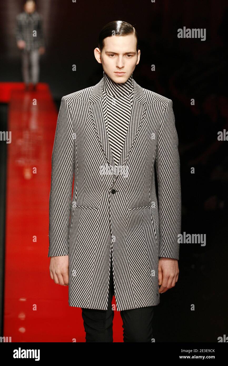 A model displays a creation by designer Bruno Pieters for Hugo Boss Men's  Fall-Winter 2009-2010 fashion show in Paris, France on January 22, 2009.  Photo by Alain Gil-Gonzalez/ABACAPRESS.COM Stock Photo - Alamy