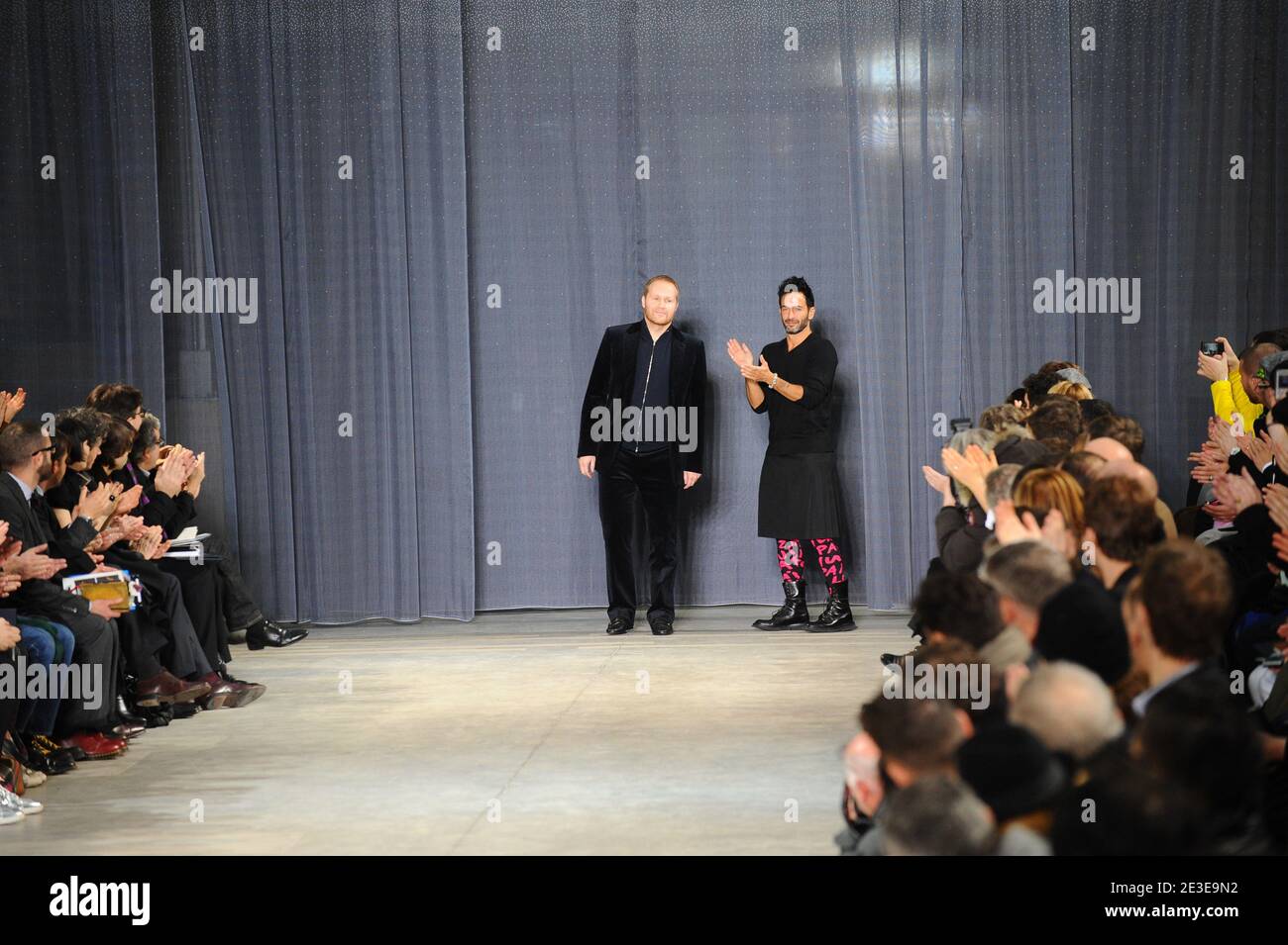 A model displays a creation by designer Paul Helbers for Louis Vuitton Men's  Fall-Winter 2009-2010 fashion show in Paris, France on January 22, 2009.  Photo by Frederic Bukajlo/JDD/ABACAPRESS.COM Stock Photo - Alamy