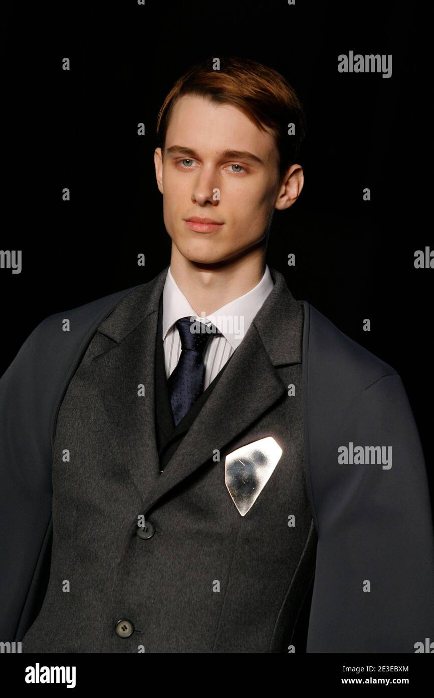 A model displays a creation by Belgian designer Raf Simons for his show  Menswear Autumn/Winter 2009/2010 in Paris, France, on January 23, 2009.  Photo by Alain Gil-Gonzalez/ABACAPRESS.COM Stock Photo - Alamy