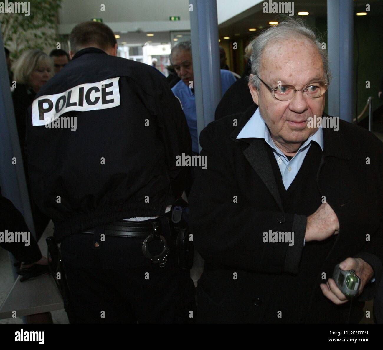 Le dessinateur Sine, ne Maurice Sinet, arrive en compagnie de ses tÀmoins, Guy Bedos, artiste et dÀlÀguÀ de la Ligue des Droits de lÍHomme, et son avocat MaÀtre Dominique Tricaud au Tribunal de Lyon, France le 27 janvier 2009. La Licra porte plainte contre le dessinateur pour incitation À la haine raciale. Photo by Vincent Dargent/ABACAPRESS.COM Stock Photo
