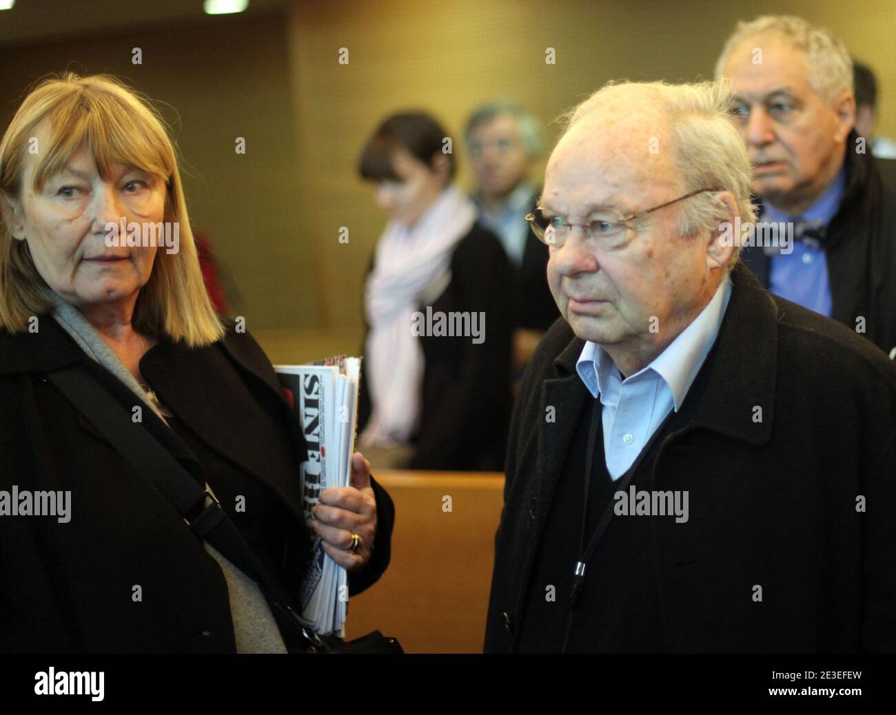 Le dessinateur Sine, ne Maurice Sinet, arrive en compagnie de ses tÀmoins, Guy Bedos, artiste et dÀlÀguÀ de la Ligue des Droits de lÍHomme, et son avocat MaÀtre Dominique Tricaud au Tribunal de Lyon, France le 27 janvier 2009. La Licra porte plainte contre le dessinateur pour incitation À la haine raciale. Photo by Vincent Dargent/ABACAPRESS.COM Stock Photo