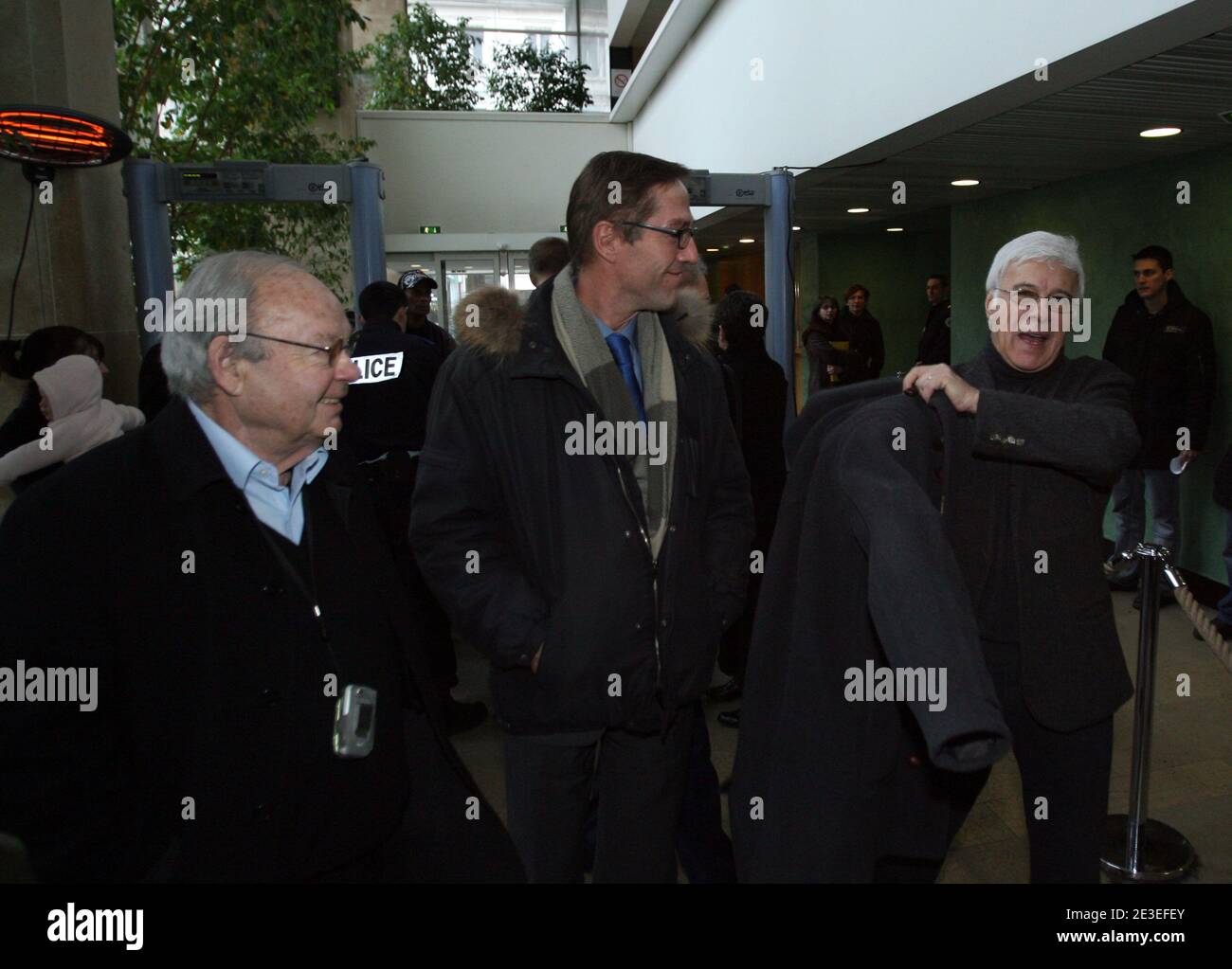 Le dessinateur Sine, ne Maurice Sinet, arrive en compagnie de ses tÀmoins, Guy Bedos, artiste et dÀlÀguÀ de la Ligue des Droits de lÍHomme, et son avocat MaÀtre Dominique Tricaud au Tribunal de Lyon, France le 27 janvier 2009. La Licra porte plainte contre le dessinateur pour incitation À la haine raciale. Photo by Vincent Dargent/ABACAPRESS.COM Stock Photo