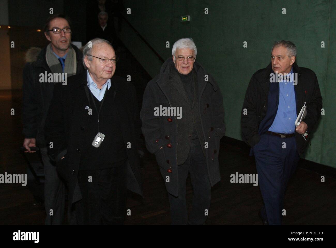 Le dessinateur Sine, ne Maurice Sinet, arrive en compagnie de ses tÀmoins, Guy Bedos, artiste et dÀlÀguÀ de la Ligue des Droits de lÍHomme, et son avocat MaÀtre Dominique Tricaud au Tribunal de Lyon, France le 27 janvier 2009. La Licra porte plainte contre le dessinateur pour incitation À la haine raciale. Photo by Vincent Dargent/ABACAPRESS.COM Stock Photo