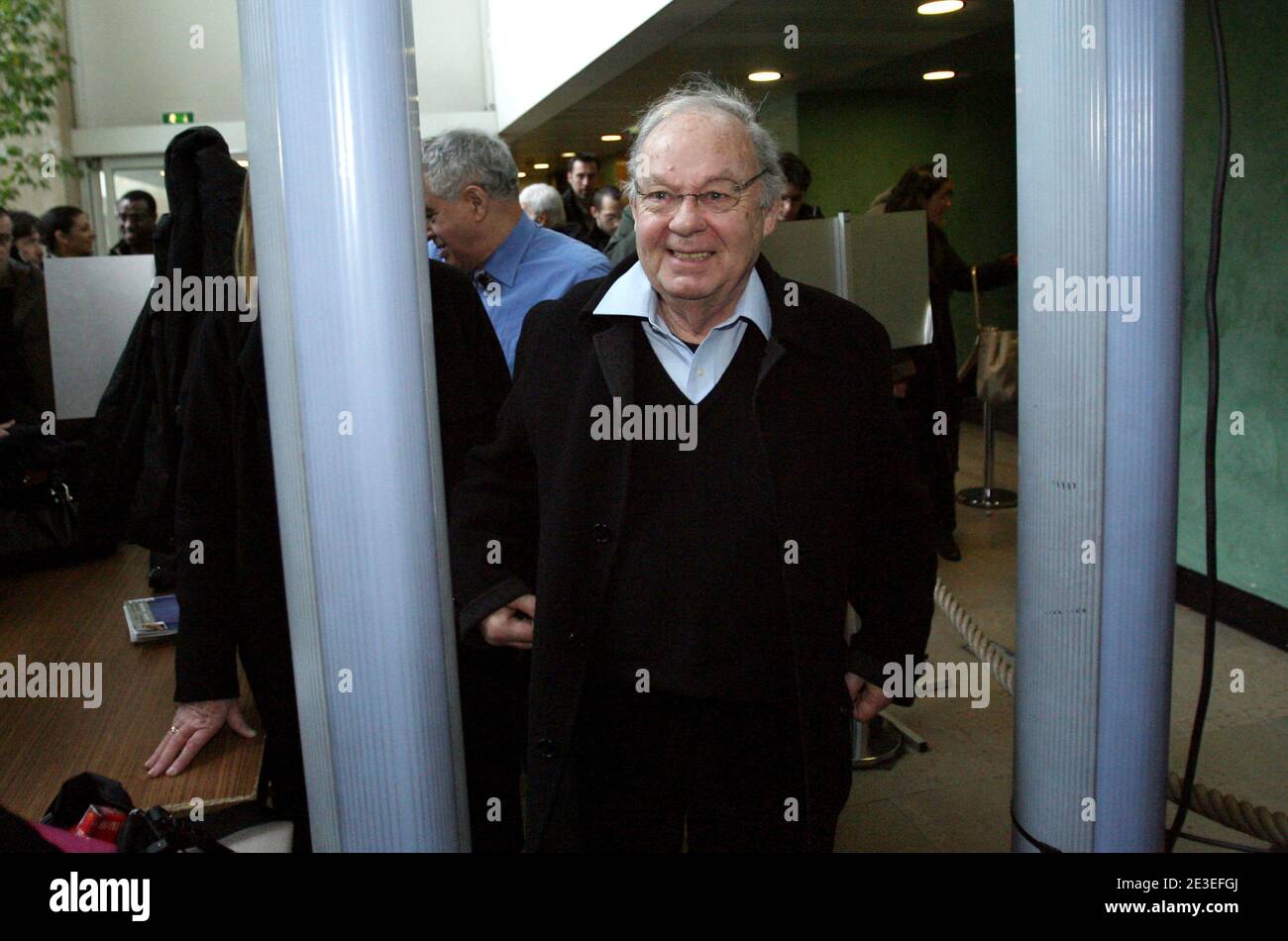 Le dessinateur Sine, ne Maurice Sinet, arrive en compagnie de ses temoins, Guy Bedos, artiste et delegue de la Ligue des Droits de lÍHomme, et son avocat Maitre Dominique Tricaud au Tribunal de Lyon, France le 27 janvier 2009. La Licra porte plainte contre le dessinateur pour incitation À la haine raciale. Photo by Vincent Dargent/ABACAPRESS.COM Stock Photo