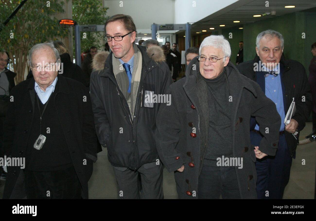 Le dessinateur Sine, ne Maurice Sinet, arrive en compagnie de ses tÀmoins, Guy Bedos, artiste et dÀlÀguÀ de la Ligue des Droits de lÍHomme, et son avocat MaÀtre Dominique Tricaud au Tribunal de Lyon, France le 27 janvier 2009. La Licra porte plainte contre le dessinateur pour incitation À la haine raciale. Photo by Vincent Dargent/ABACAPRESS.COM Stock Photo